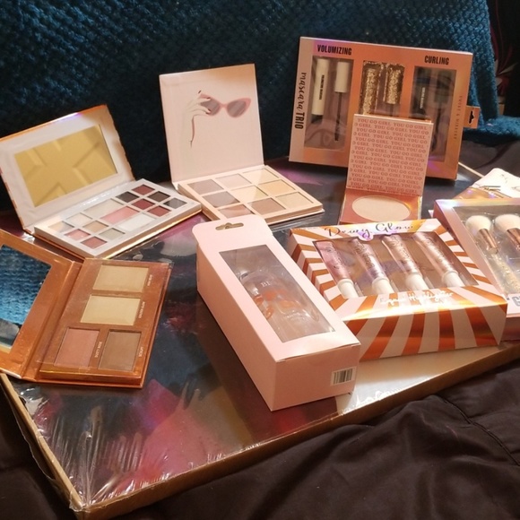 Huge Rose Gold Makeup Set - Picture 2 of 5